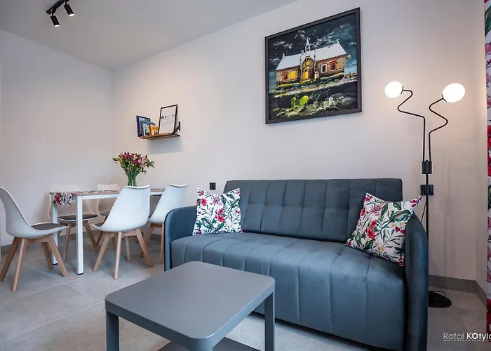 Przystanek Karkonosz * شكلارسكا بوريبا