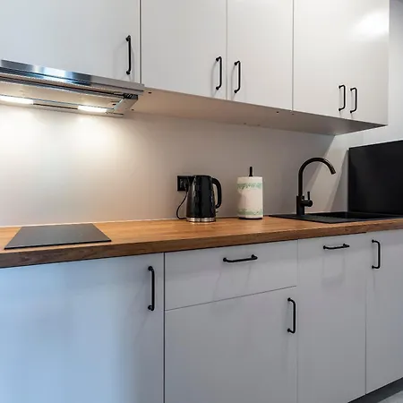 Przystanek Karkonosz * שצ'קלארסקה פוראובה